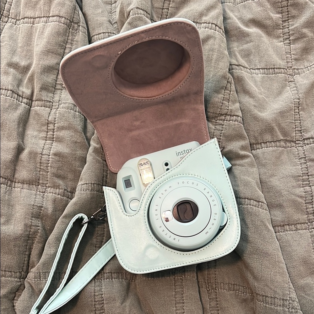 Fujifilm Instax Mini 9 Instant Camera in Mint with Matching Case